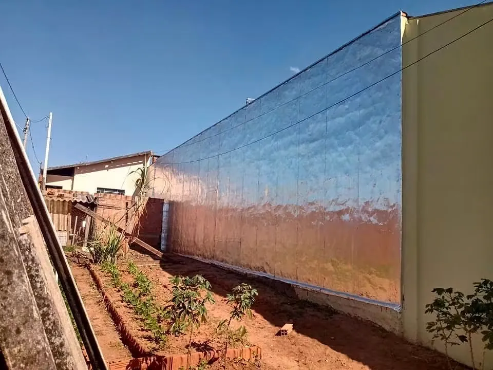 Muro alto impermeabilizado com manta aluminizada