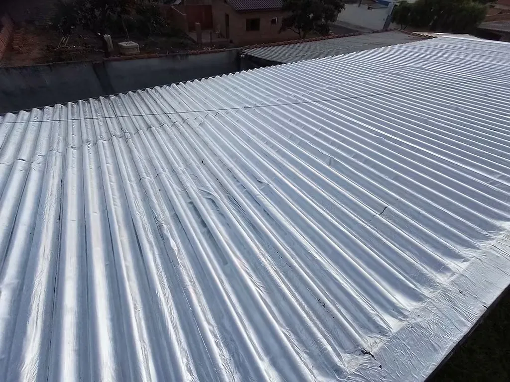 Telhado de telha ondulada coberto com manta aluminizada